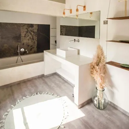 4 Bd In Villa