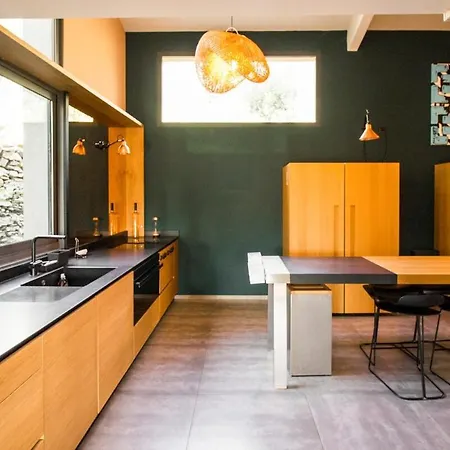 4 Bd In Villa